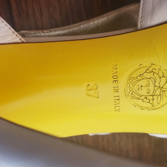 Vintage Versace platform sandal with a bright yellow sole - Picture 6 of 8